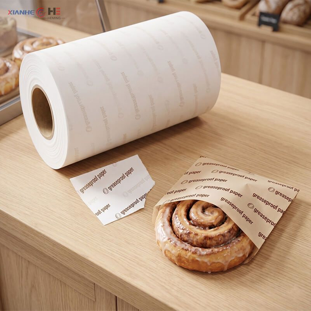 Rolo compacto de papel vegetal formatado como um rolo dispensador, comumente conhecido como rolo higi&ecirc;nico de papel vegetal, pr&oacute;ximo a uma massa embrulhada